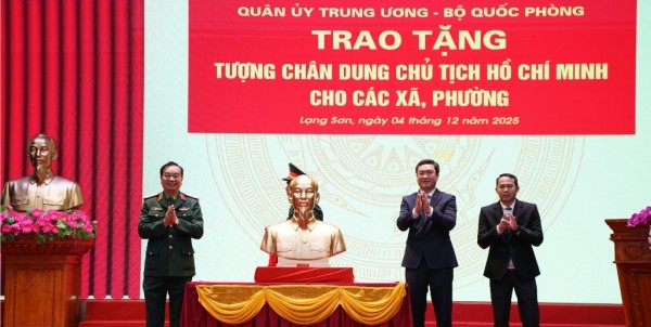Bộ Quốc phòng trao tặng tượng chân dung Chủ tịch Hồ Chí Minh cho các xã, phường tại Lạng Sơn